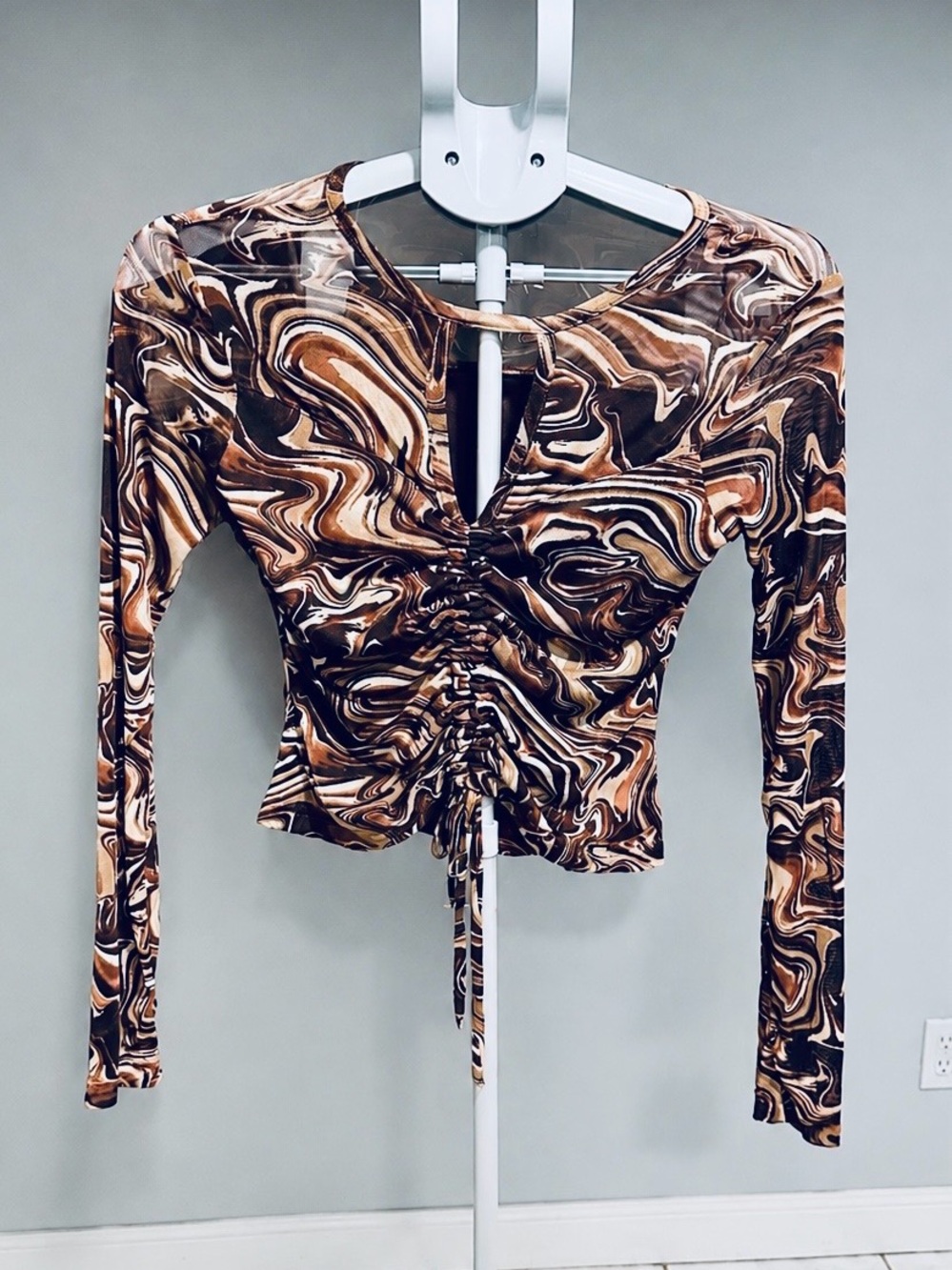 Almost Famous Brown Marble Ruched Keyhole Long Sleeve Crop Top